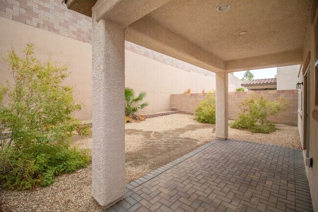 Building Photo - GUARD GATED 3 BD 2.5 BTH HOME IN HENDERSON