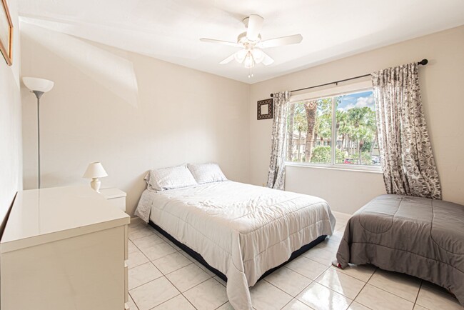 Building Photo - Fully Furnished Naples Condo- Available for Annual Rental Starting April