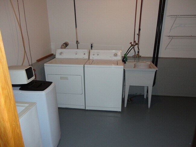 Building Photo - 3 bedroom 2 bath Town House