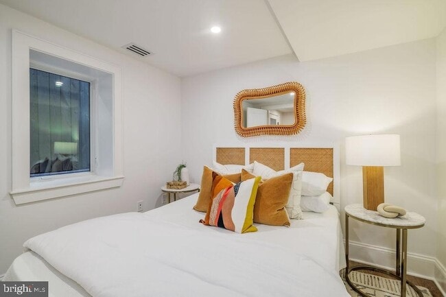 Building Photo - 2460 Ontario Rd NW