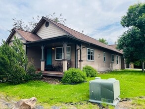 Building Photo - Centrally Located - 3 Bed - 2 Bath - Fenced Yard