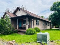 Building Photo - Centrally Located - 3 Bed - 2 Bath - Fenced Yard