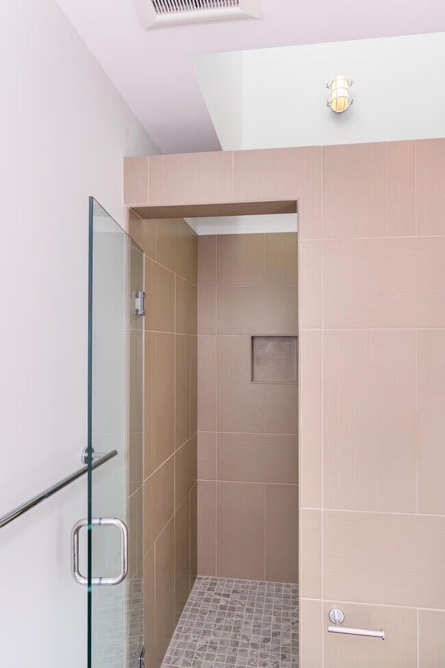 Building Photo - Downtown Top-Floor Loft