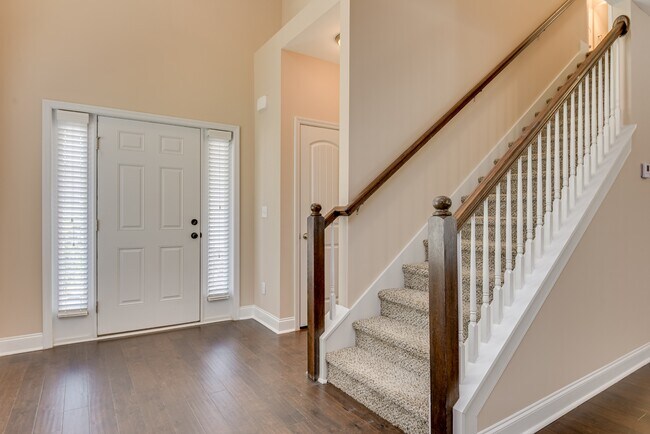 Building Photo - 926 Linsmore Ave