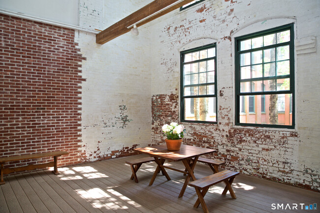 Building Photo - 25 Grand St