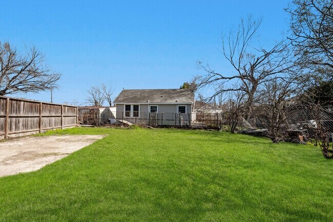 Building Photo - 214 N Hagerman St