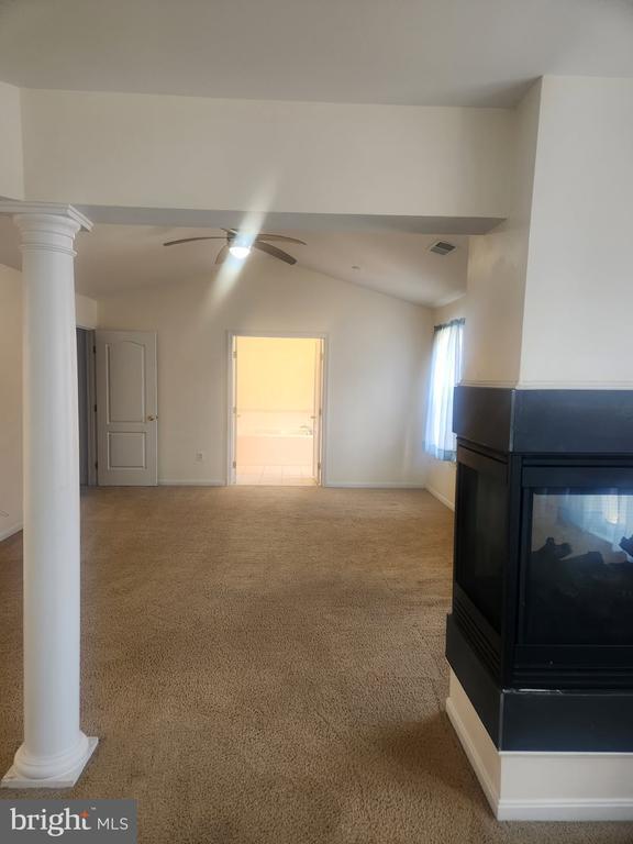 Building Photo - 10208 Rolling Green Way