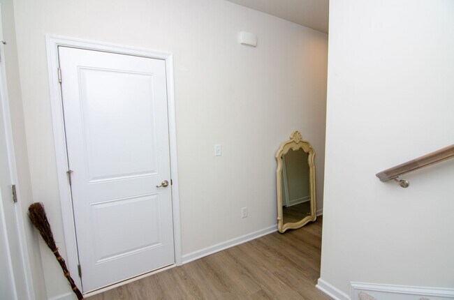 Building Photo - Beautiful home in quiet neighborhood