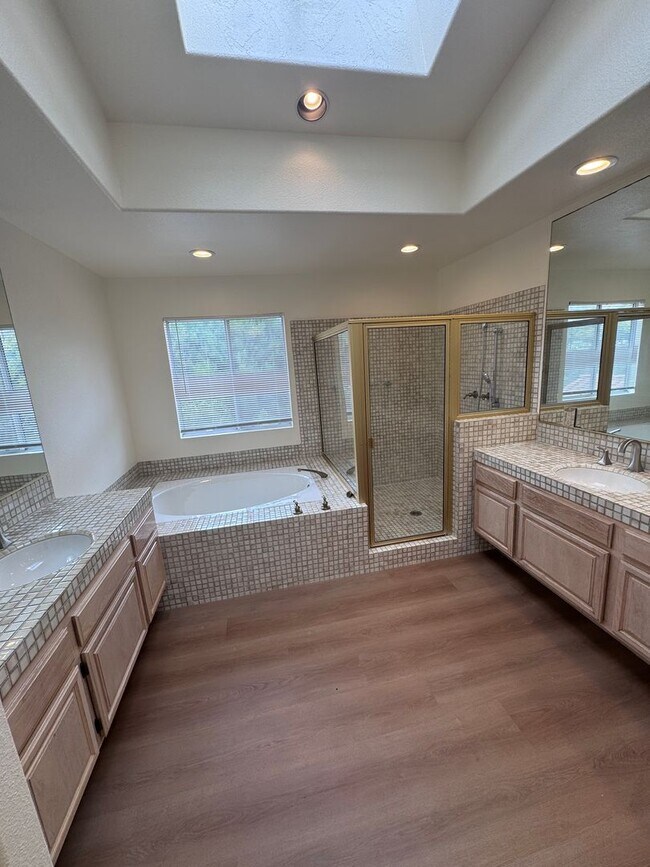Building Photo - Spacious La Jolla Home in Gated Community