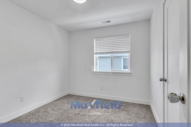 Building Photo - Spacious 5-Bedroom End-Unit Townhome with ...