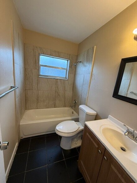 Building Photo - 3907 NW 30th Terrace