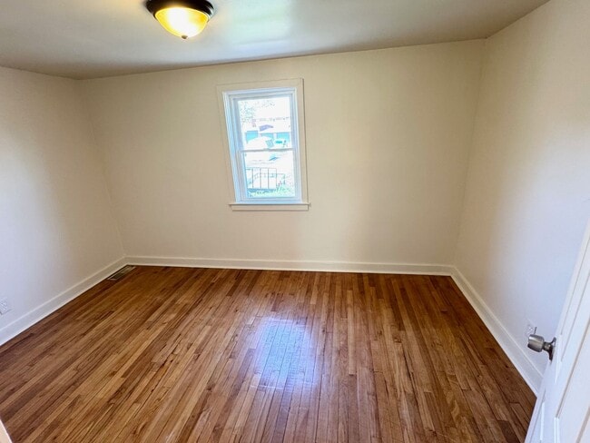 Building Photo - 2 Bedroom Townhome.