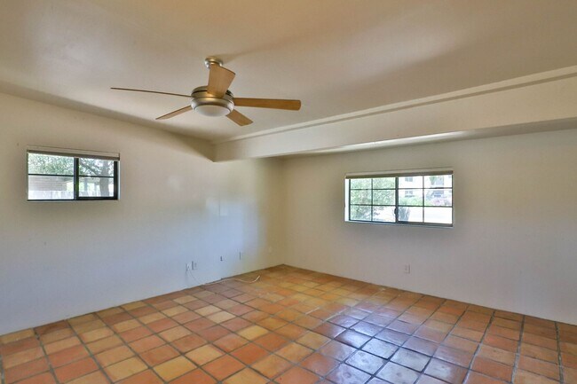 Building Photo - 3 Bedroom + den with pool