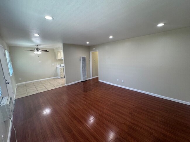 Building Photo - Long Beach 2 bed 1.5 Bath Condo - Pool, Laundry, & Parking included!