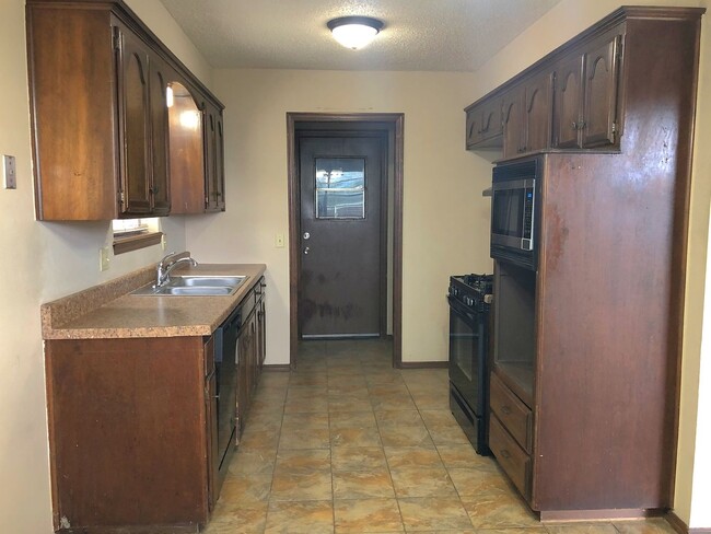 Building Photo - Great Location! Central Edmond!