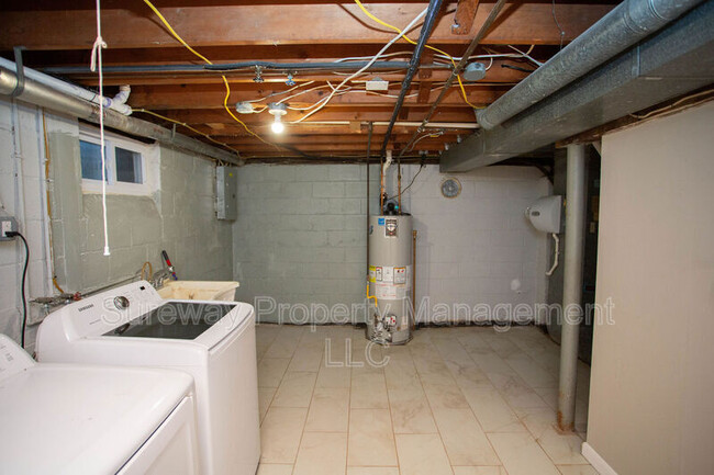 Building Photo - 841 Grove St