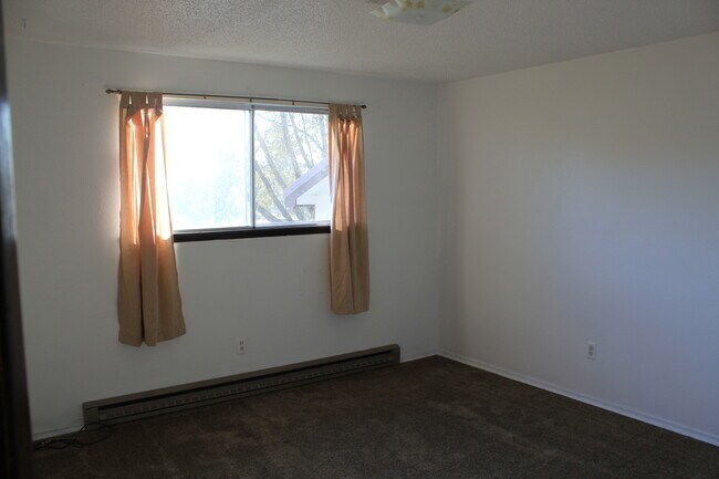 Building Photo - 3 Bedroom 1 Bath Home for Rent near Mount Stuart Elementary