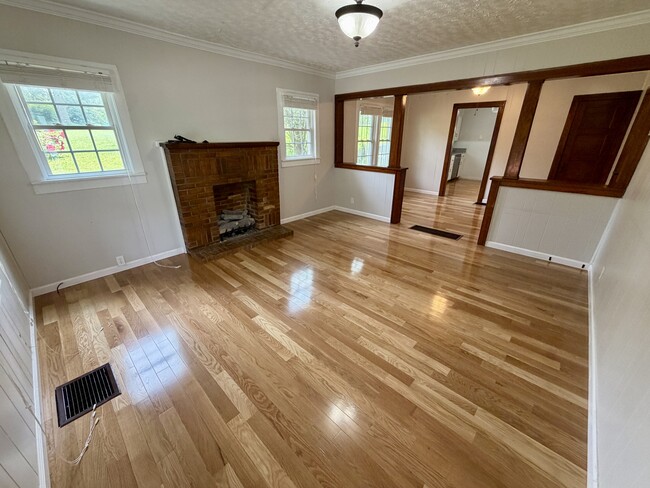 Building Photo - 219 Bourne Ave