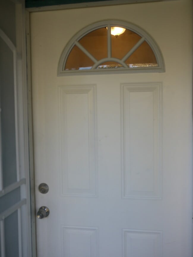 Building Photo - Charming 2-Bed, 1.5-Bath Home with 2-Car Garage in Hesperia, CA!