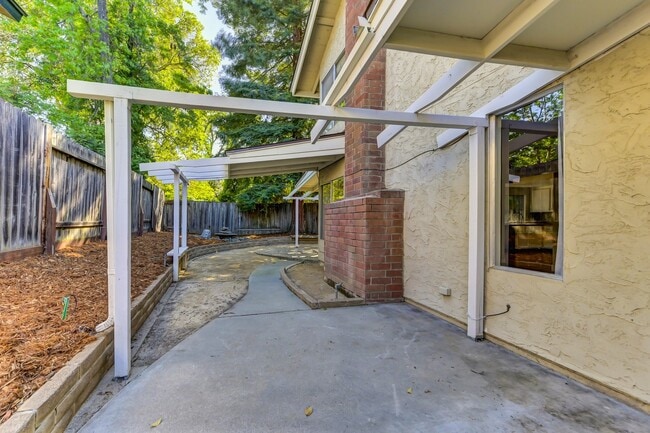 Building Photo - STUNNING 4BD / 2.5BTH SINGLE FAMILY RIGHT ...