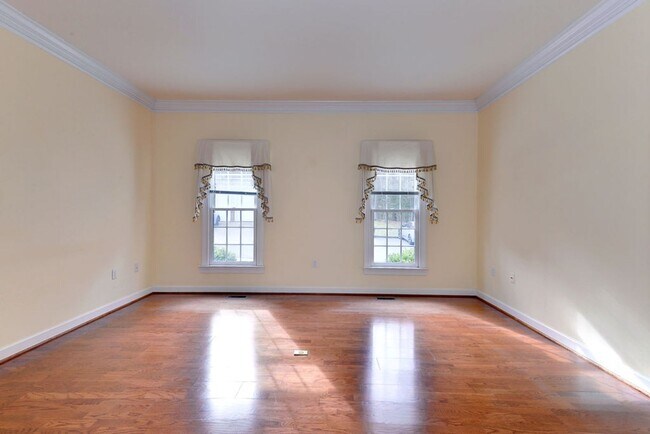 Building Photo - Low Maintenance Living in Williamsburg