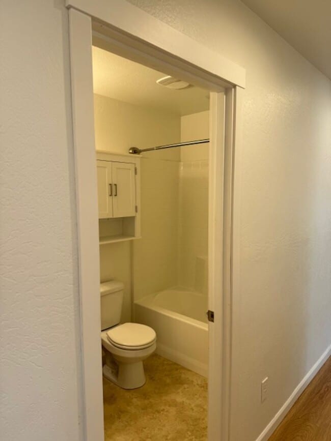 Building Photo - NEW TO MARKET/ 3 BEDROOM HOUSE ON QUIET DEAD END STREET
