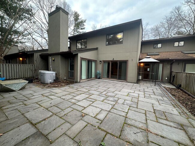 Building Photo - 292 Vista Dr