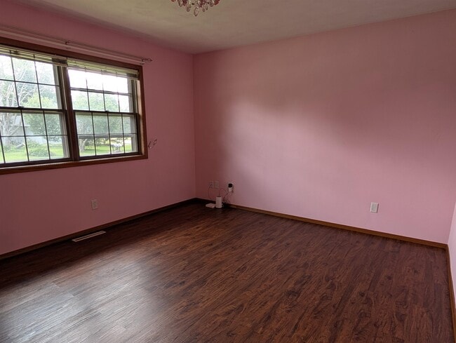 Building Photo - 204 Hickory Dr