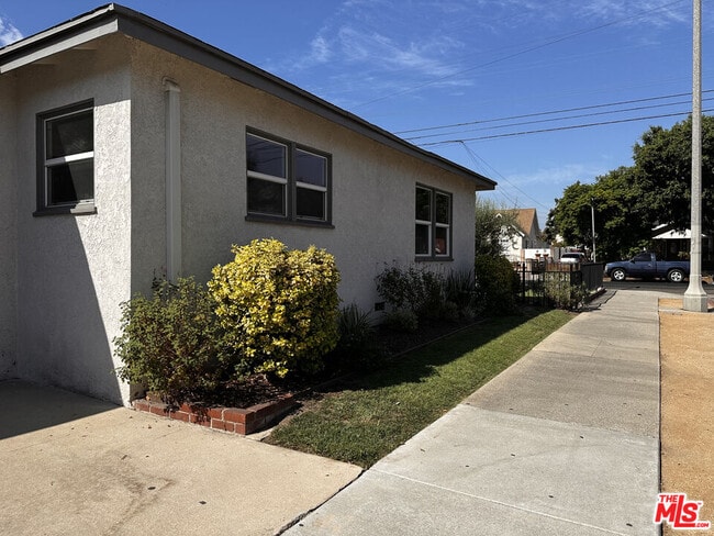 Building Photo - 1160 N Fries Ave