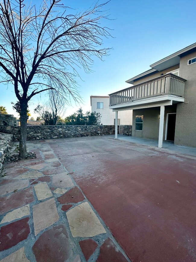 Building Photo - 7600 Plaza Redonda Dr