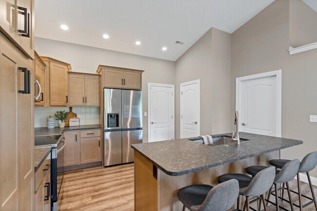 Building Photo - 5990 Tamarack Dr