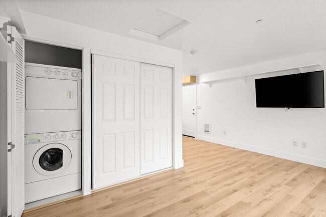 Building Photo - Cozy Studio Apartment in SE Portland w/ Laundry