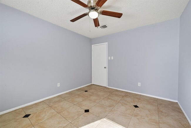 Building Photo - 1842 Freshmeadow Dr