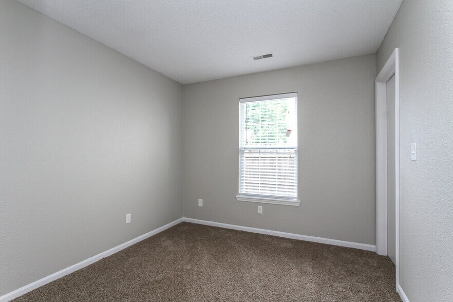 Building Photo - 652 Locust Grove Ln