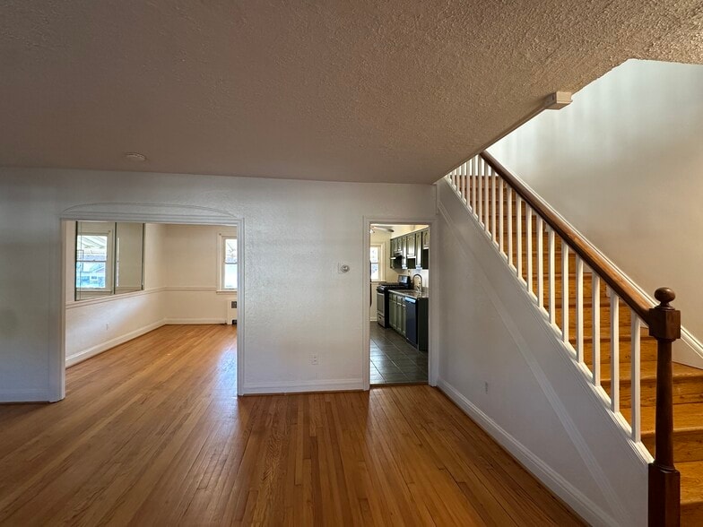 Living Room. - 3823 Crestlyn Rd