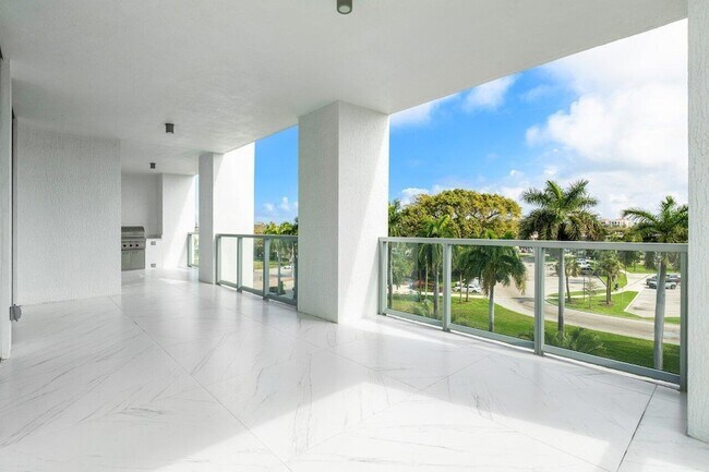 Building Photo - 495 E Royal Palm Rd