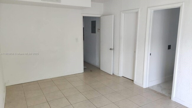 Building Photo - 1860 Venice Park Dr