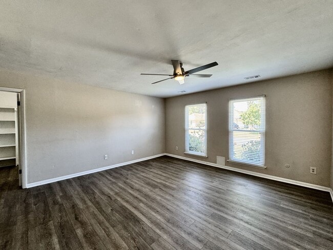 Building Photo - A Ranch Home In Great Neck!  Ready NOW!  P...