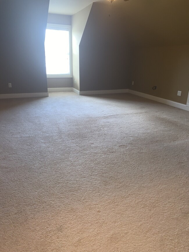 Building Photo - 426 Creekview Dr