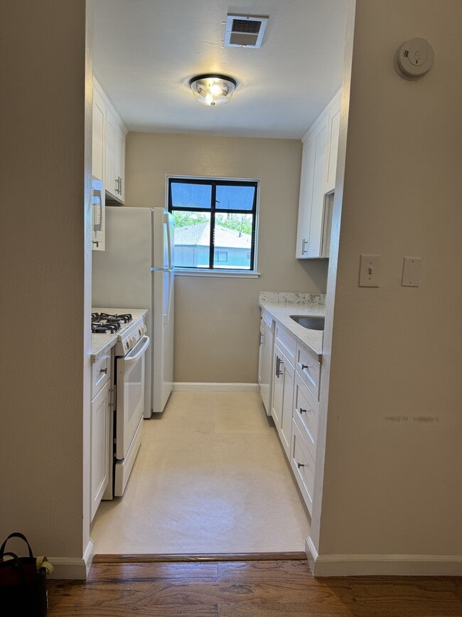 Building Photo - 240 Breuner Dr