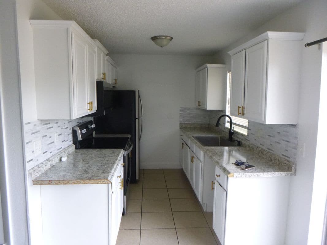 Building Photo - 572 Santiago Ave