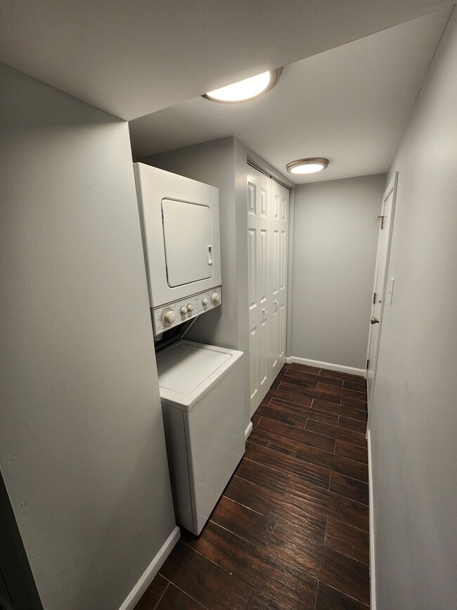 Building Photo - 3055 N Lockwood Ave