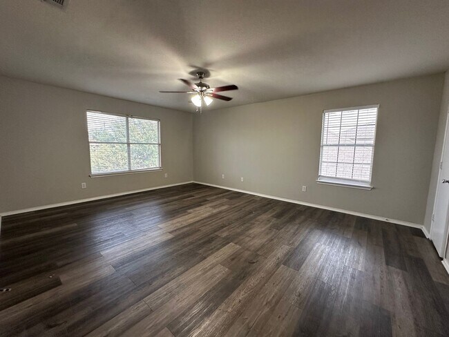 Building Photo - **Available 6/6/25**