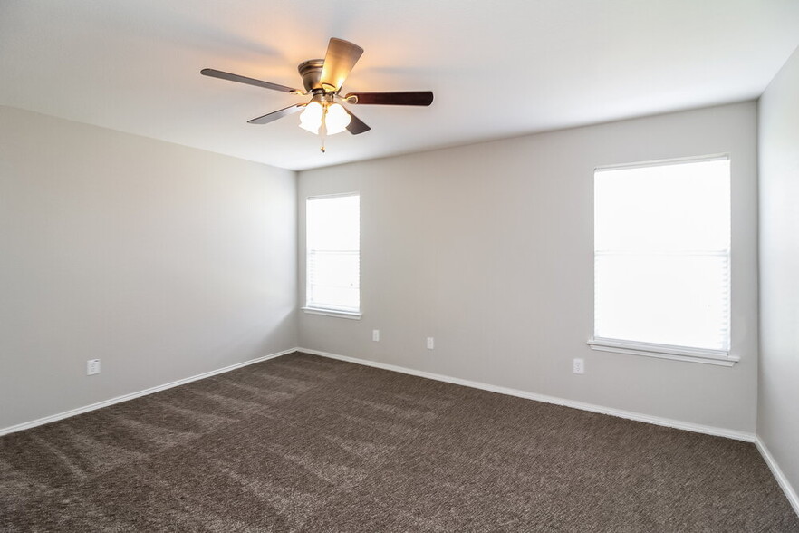 Building Photo - 2033 Pine Knot Dr