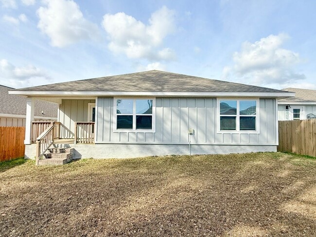 Building Photo - Spacious 4-Bedroom Home - Community Pool