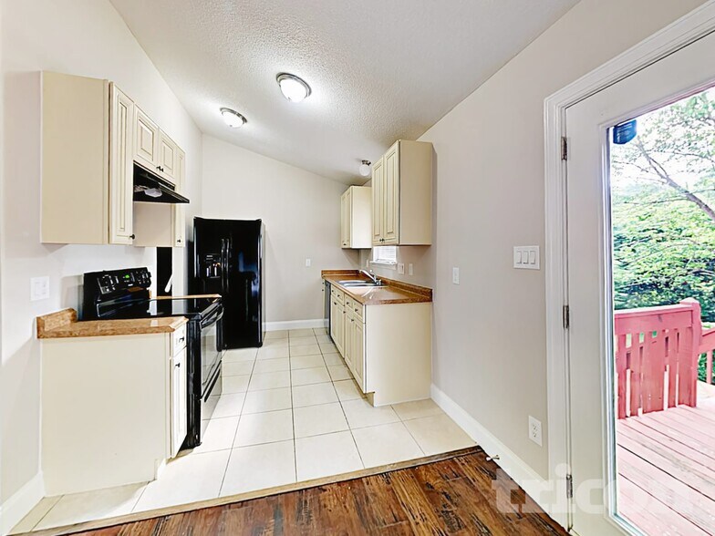 Building Photo - 5801 Leaf Ct