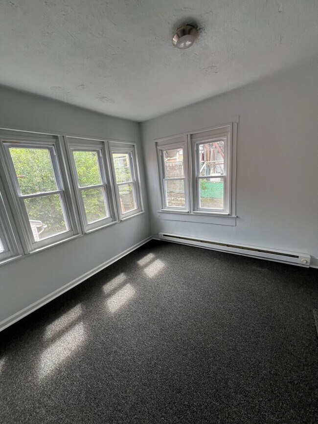 Building Photo - FOUR BEDROOM/ONE BATH ROW