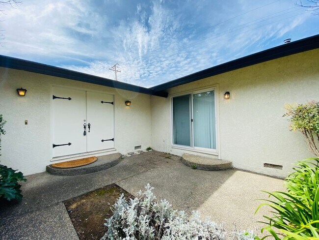 Building Photo - Cute Corner Lot!