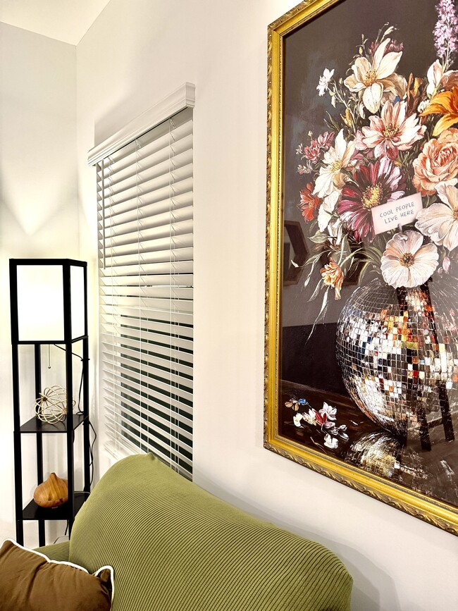 Building Photo - Luxury Townhome