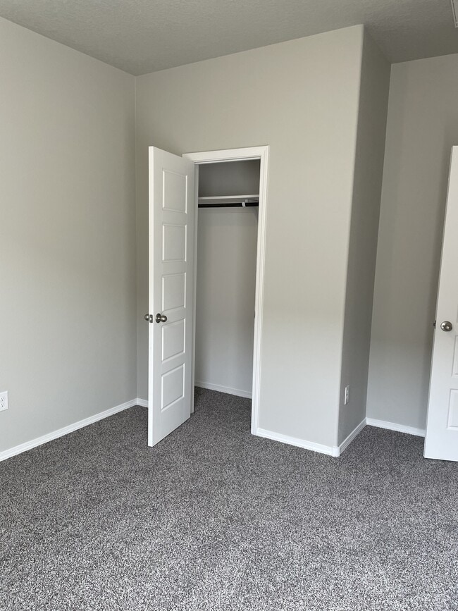 Building Photo - 4868 Longs Peak Rd NE